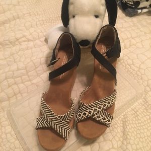 SHOE SALE⭐️⭐️Black and Tan wedges by Toms LIKE NEW